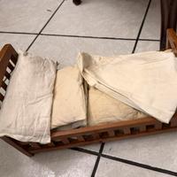Lettino per bambole in legno d’epoca