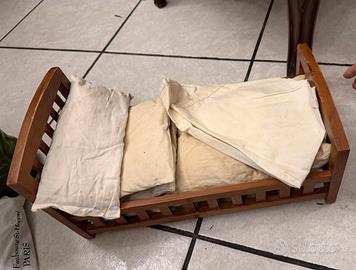 Lettino per bambole in legno d’epoca