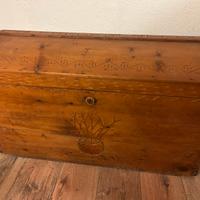 Baule intarsiato di legno
