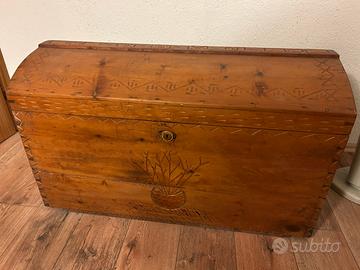 Baule intarsiato di legno