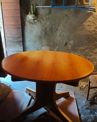 Tavolo da pranzo allungabile in legno con sedie