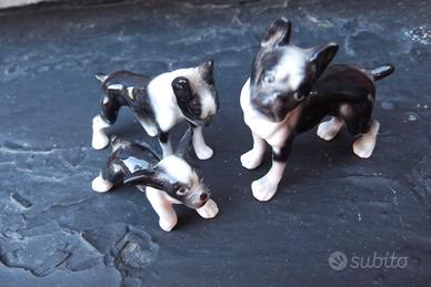 Famiglia di cani in porcellana