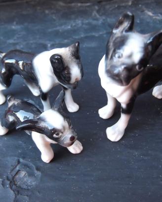 Famiglia di cani in porcellana
