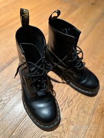 Anfibi Doctor Martens taglia 38, Modello 1460
