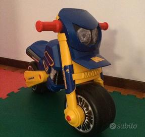 Moto Molto con casco