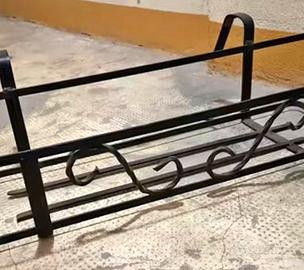 Portavasi da balcone in ferro battuto