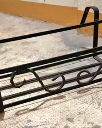 Portavasi da balcone in ferro battuto