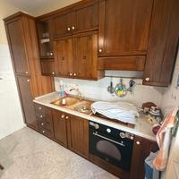 Cucina  con ante in legno pensili alti