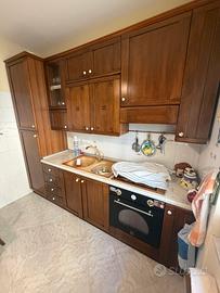 Cucina  con ante in legno pensili alti