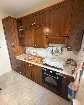Cucina  con ante in legno pensili alti