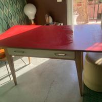 Tavolo legno e fòrmica rossa