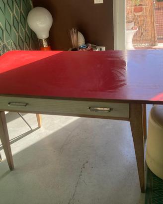 Tavolo legno e fòrmica rossa