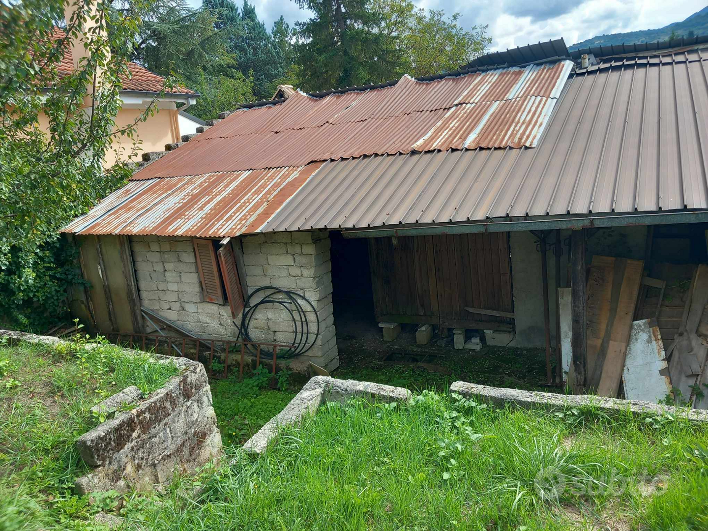 Magazzini con terreno 1,5 km dal centro - Vista 3