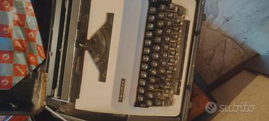 macchina da scrivere Triumph con custodia