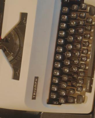 macchina da scrivere Triumph con custodia