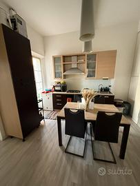 Cucina completa e tavola da pranzo con 6 sedie