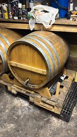 Barile in legno naturale per vino