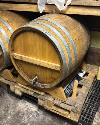 Barile in legno naturale per vino