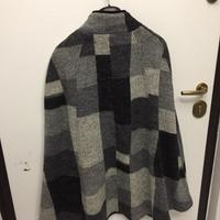 Mantella in lana con bordi di pelle nera