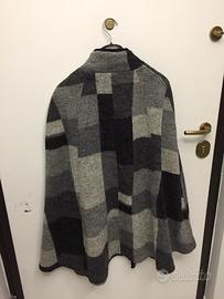 Mantella in lana con bordi di pelle nera