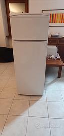 Frigorifero con freezer incluso