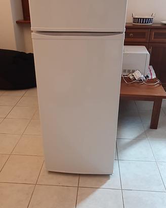 Frigorifero con freezer incluso