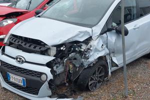 Hyundai i10 incidentata