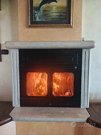 Termocamino Vulcano con rivestimento travertino