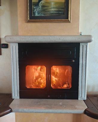 Termocamino Vulcano con rivestimento travertino