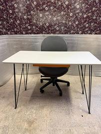 Scrivania moderna con gambe in metallo