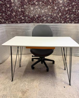 Scrivania moderna con gambe in metallo