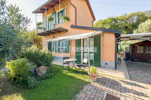 VILLETTA INDIPENDENTE SU QUATTRO LATI CON GIARDINO