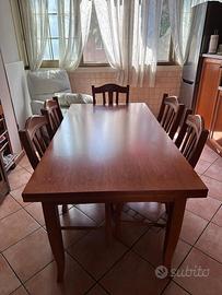 Tavolo in legno con 6 sedie