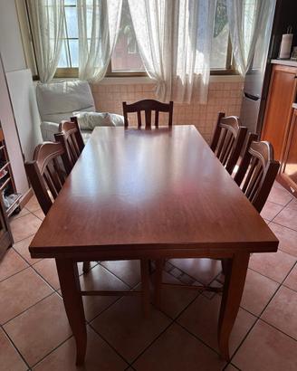 Tavolo in legno con 6 sedie