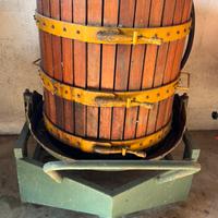 Contenitore con torchio per uva