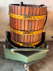 Contenitore con torchio per uva