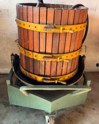 Contenitore con torchio per uva