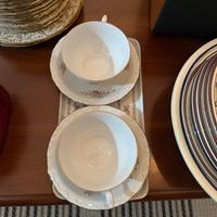 Due tazze da te e vassoio