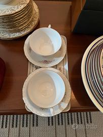 Due tazze da te e vassoio