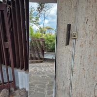 Specchi da parete con scuri in legno