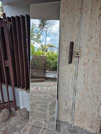 Specchi da parete con scuri in legno