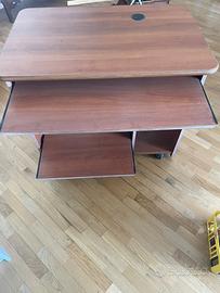 Scrivania porta PC con ripiano estraibile