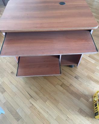 Scrivania porta PC con ripiano estraibile