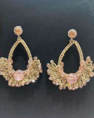 Orecchini boho chic fatti a mano con perline rosa