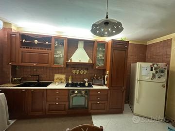 Cucina completa di tavolo