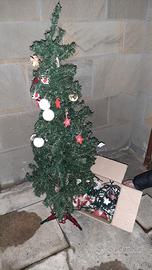albero di Natale con addobbi