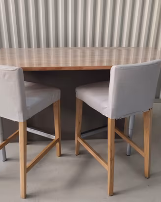 Isola cucina in legno con sgabelli 
