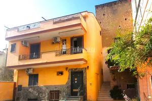 Stabile su tre livelli