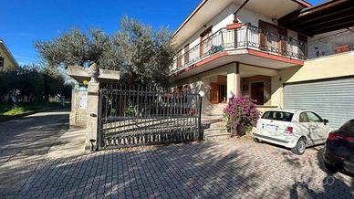 Casa indipendente di 165 m² con più di 5 locali a 