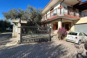 Casa indipendente di 165 m² con più di 5 locali a 